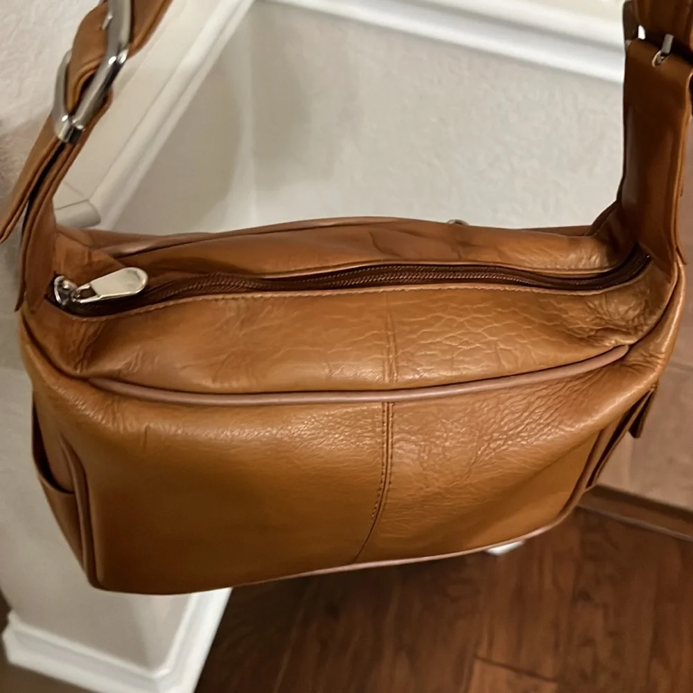 Cabela’s Columbia’s leather natural tan small bag